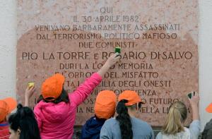 LUNEDI' 23 APRILE GLI STUDENTI PULIRANNO LA LAPIDE DI PIO LA TORRE