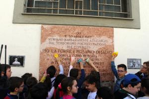 GLI STUDENTI PULISCONO LA LAPIDE DI LA TORRE E DI SALVO